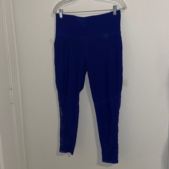 Xersion Capri Leggings With Cutout Net 